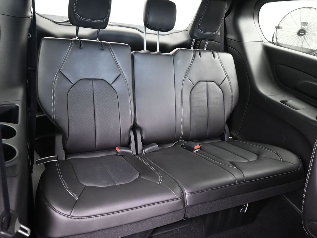 Used 2026 Chrysler Voyager LX image 39