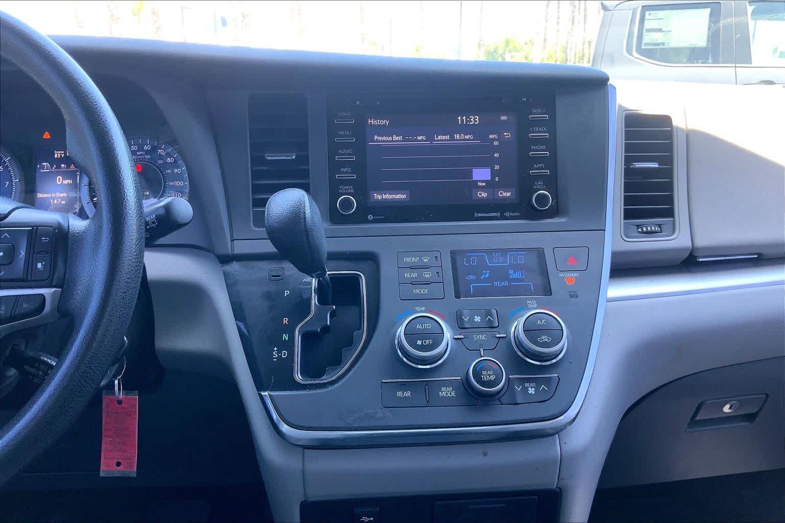 Used 2018 Toyota Sienna LE w/ Carpet Mat Package FWD image 32