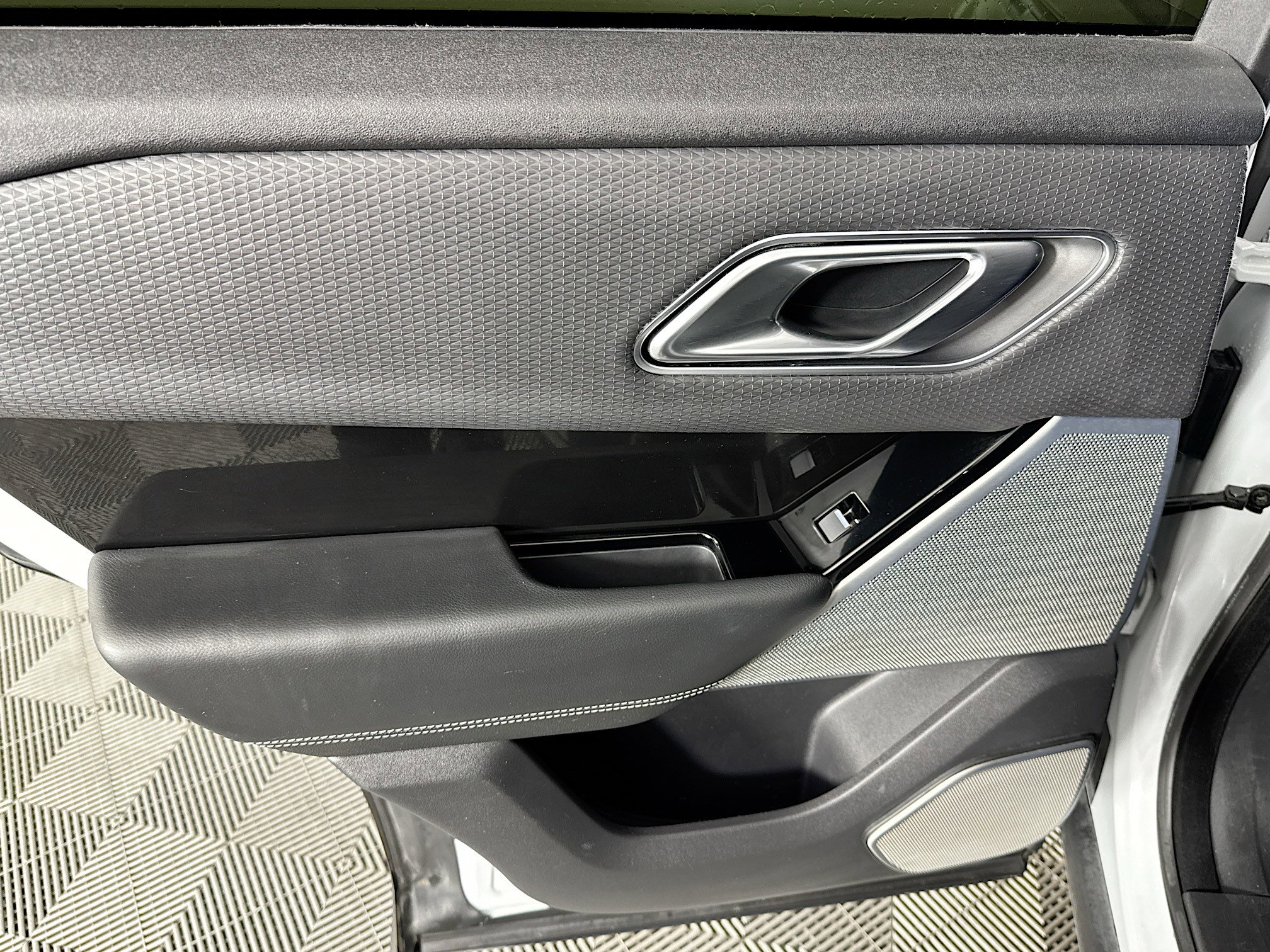 Used 2018 Land Rover Range Rover Velar R-Dynamic SE image 25