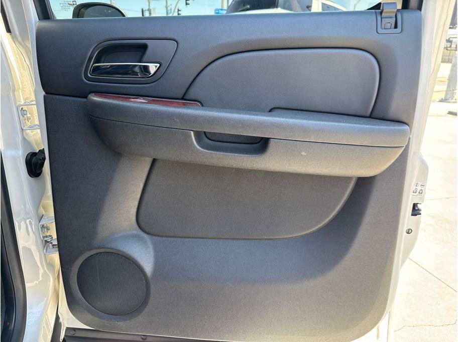 Used 2013 Chevrolet Suburban LTZ RWD image 25