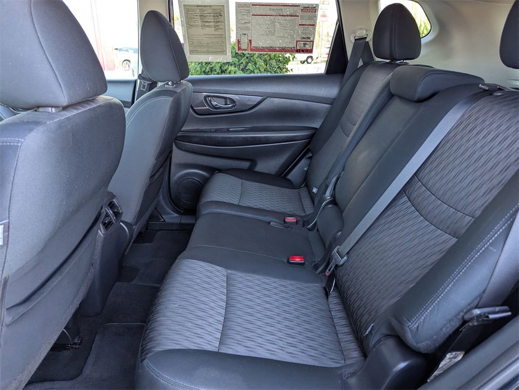 Used 2018 Nissan Rogue SV image 16