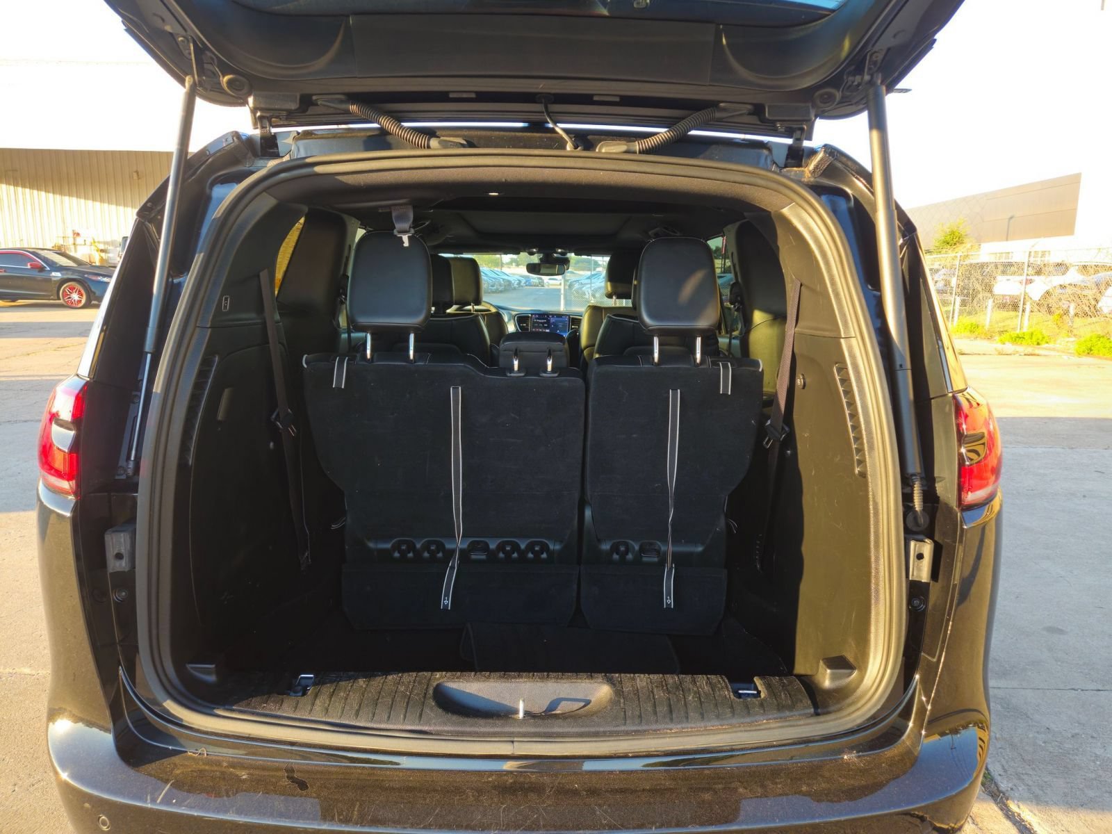 Used 2025 Chrysler Pacifica Limited FWD image 19