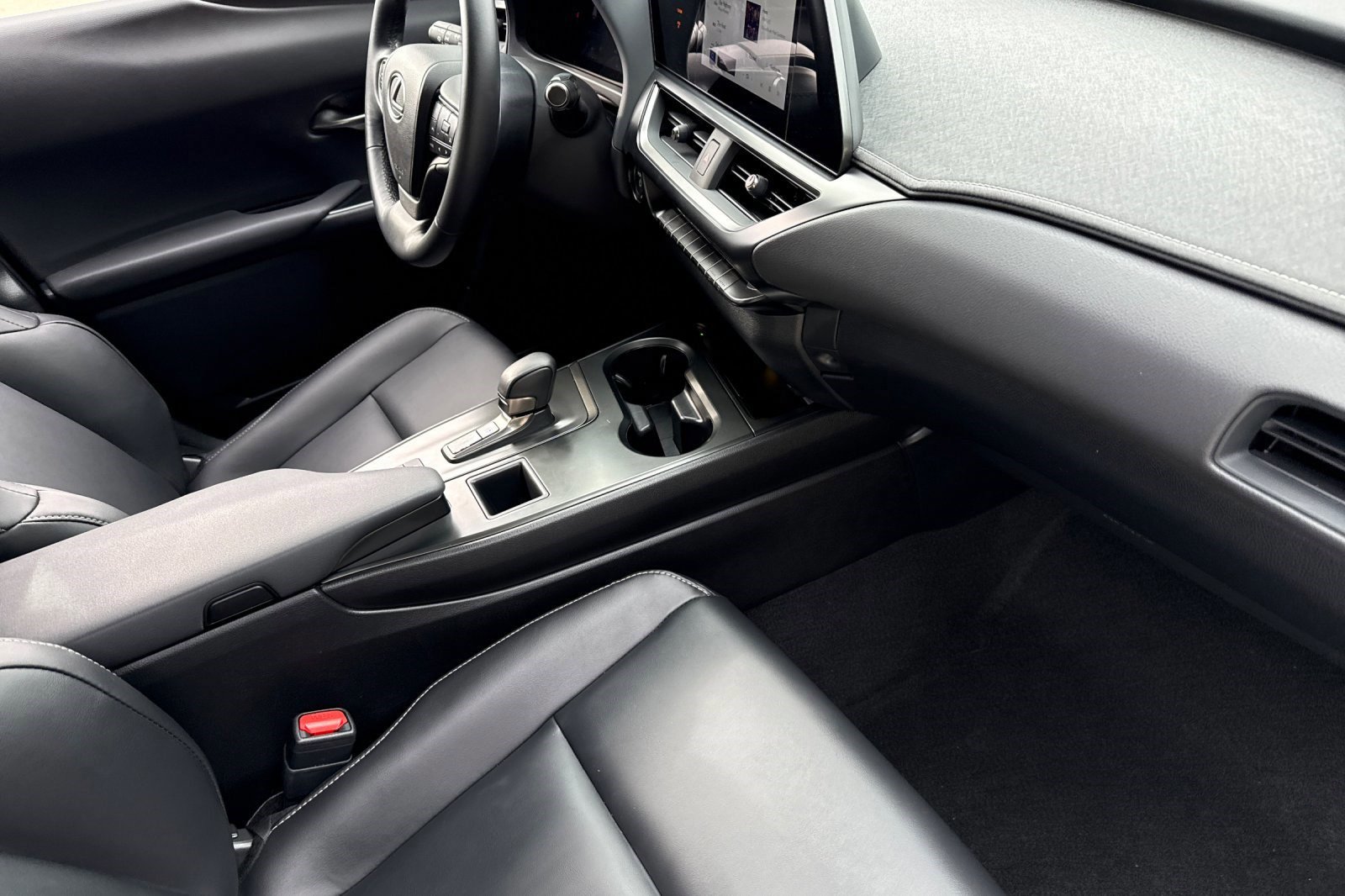 Certified 2025 Lexus UX 300h FWD w/ Accessory Package (Z2) image 31