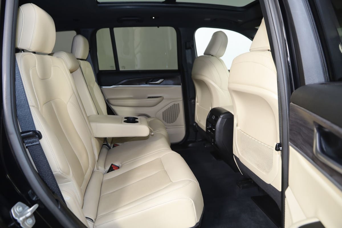 Used 2023 Jeep Grand Cherokee Limited w/ Luxury Tech Group II AWD/4WD image 14