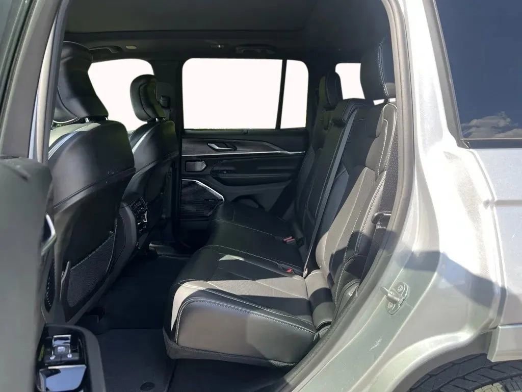 Used 2022 Jeep Grand Cherokee Overland w/ Luxury Tech Group IV image 14