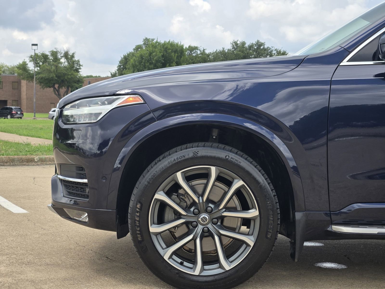 Used 2016 Volvo XC90 T6 Momentum w/ Momentum Plus Package AWD/4WD image 11