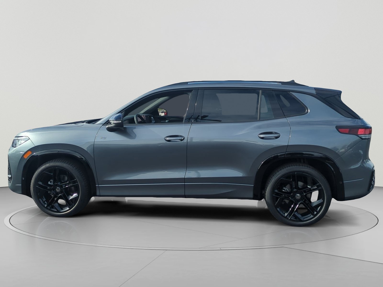 New 2026 Volkswagen Tiguan SE R-Line FWD image 2