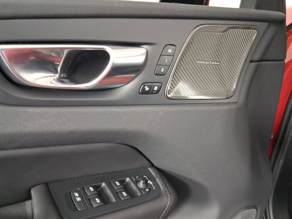 Certified 2025 Volvo XC60 T8 Plus w/ Protection Package Premier AWD/4WD image 25