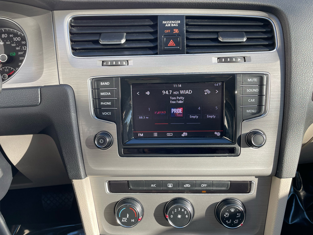 Used 2015 Volkswagen Golf S image 25