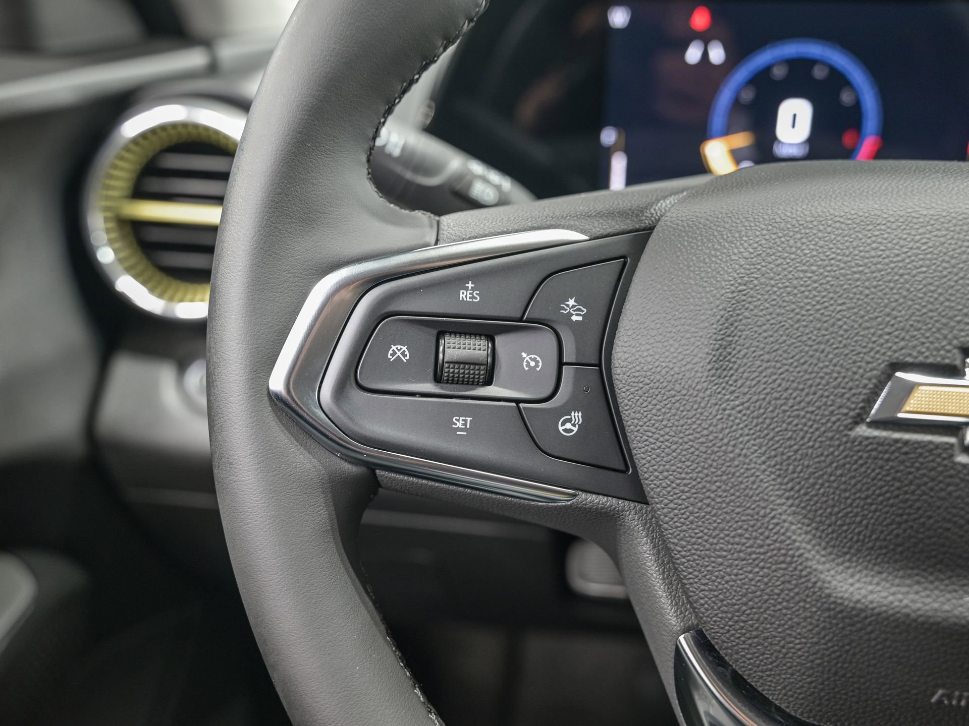 Used 2025 Chevrolet Trax LT w/ LT Convenience Package image 18