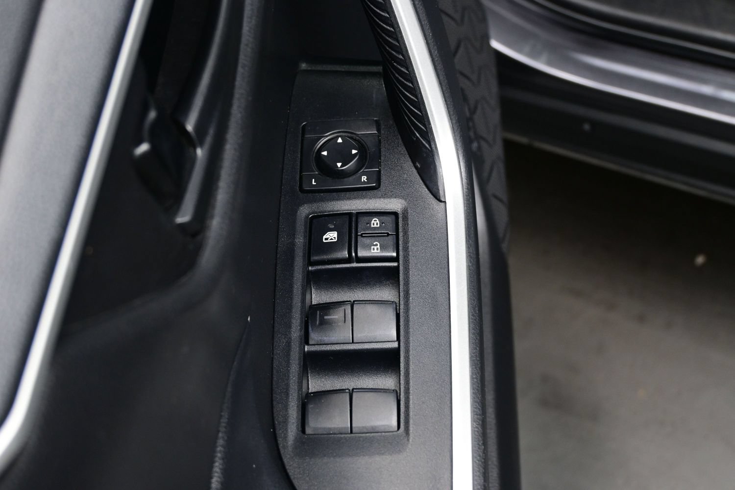 Used 2022 Toyota RAV4 LE AWD/4WD image 10