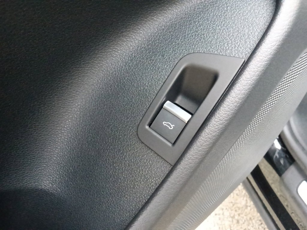 Used 2023 Audi Q8 Premium image 15