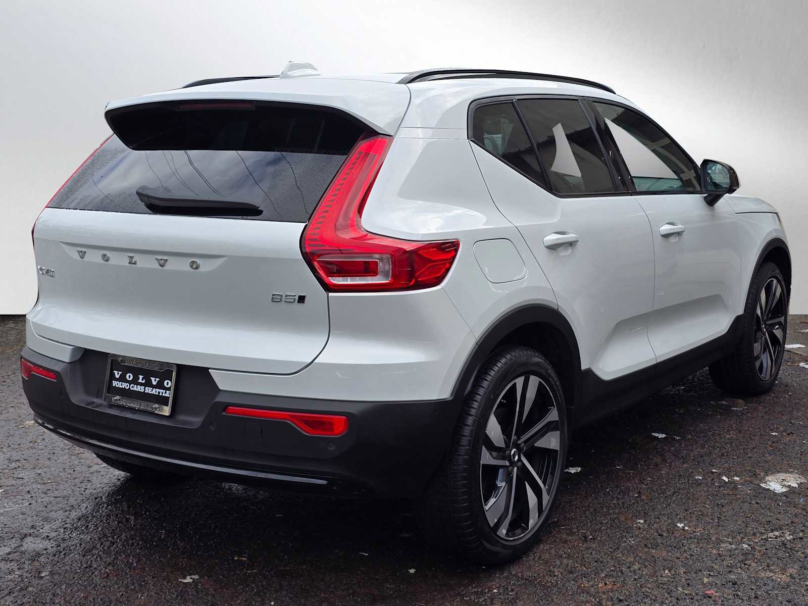 Certified 2024 Volvo XC40 B5 Ultimate w/ Climate Package image 11