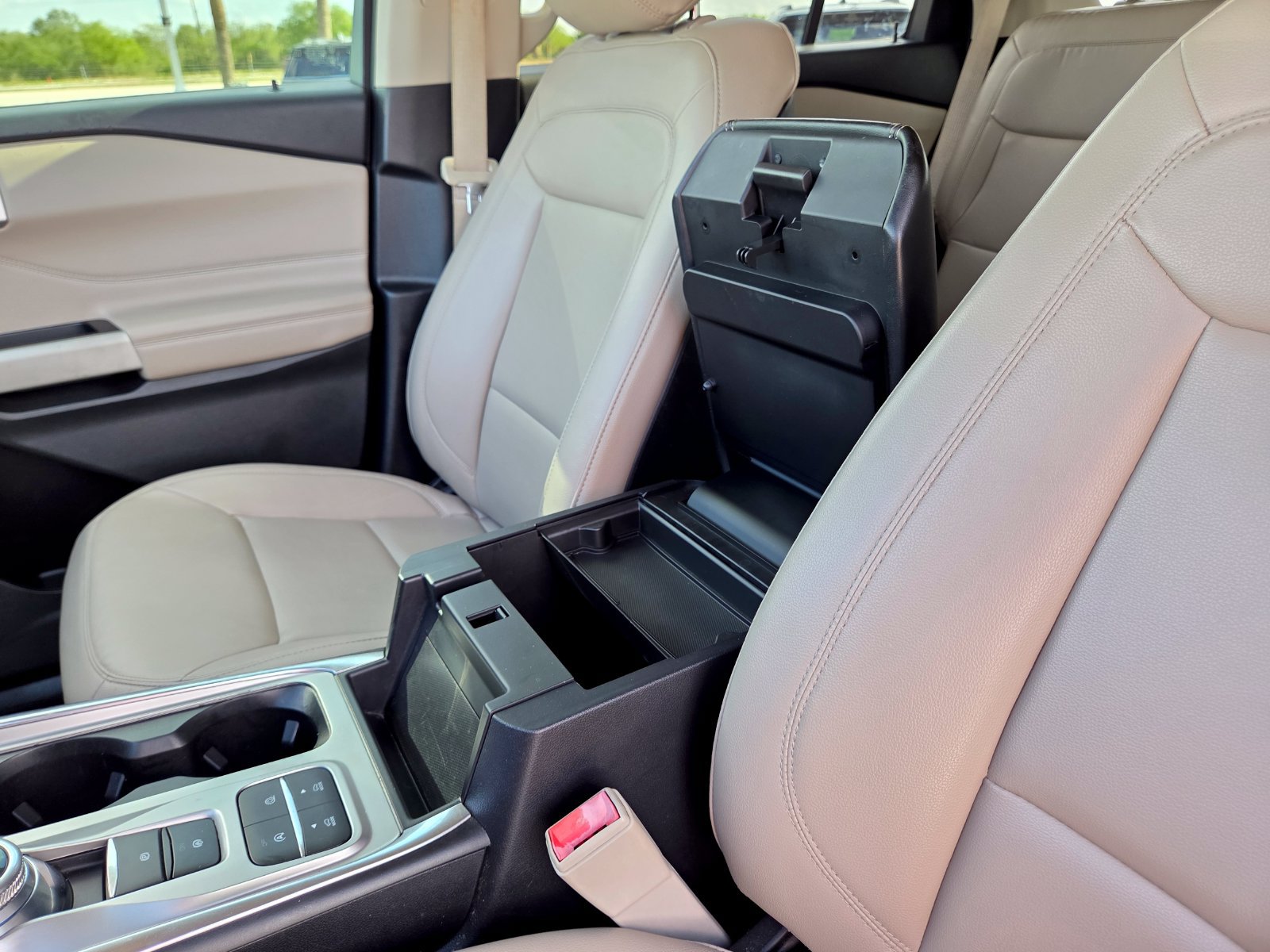 Used 2020 Ford Explorer XLT w/ Equipment Group 202A RWD image 32