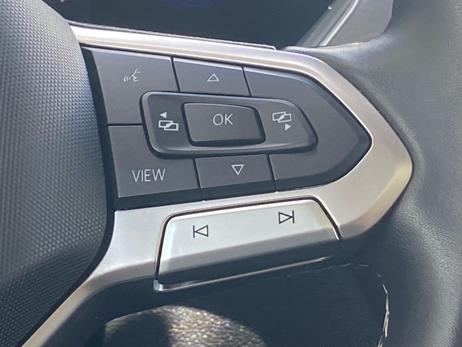 Certified 2022 Volkswagen Tiguan SE w/ Panoramic Sunroof Package AWD/4WD image 7