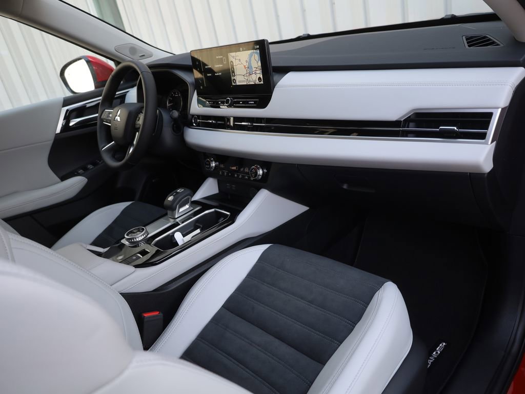 New 2025 Mitsubishi Outlander SE image 13
