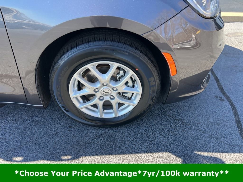 Certified 2023 Chrysler Pacifica Touring-L image 11