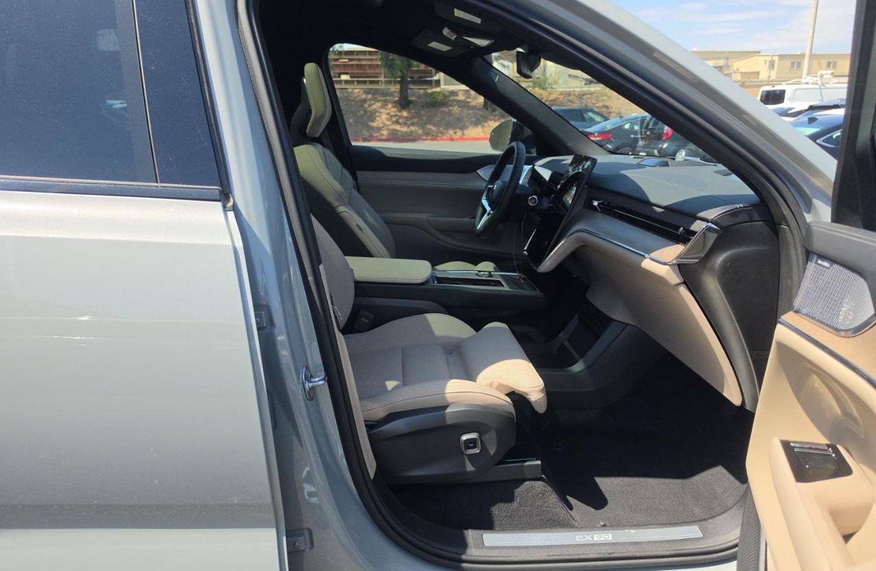Used 2025 Volvo EX90 Ultra w/ Protection Package Premier AWD/4WD image 9