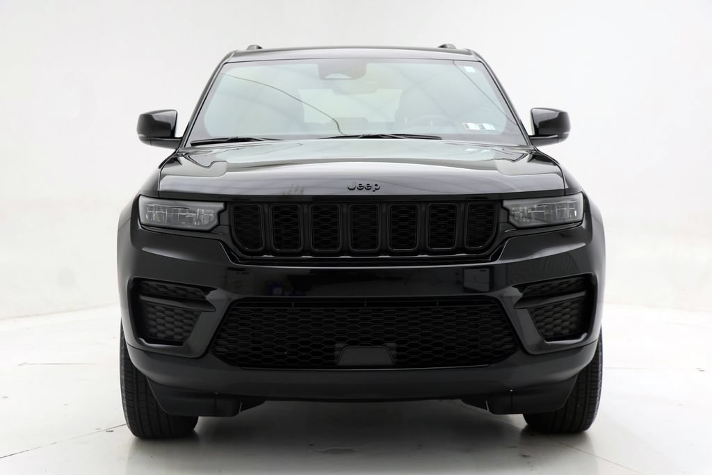 Used 2025 Jeep Grand Cherokee Altitude AWD/4WD image 4