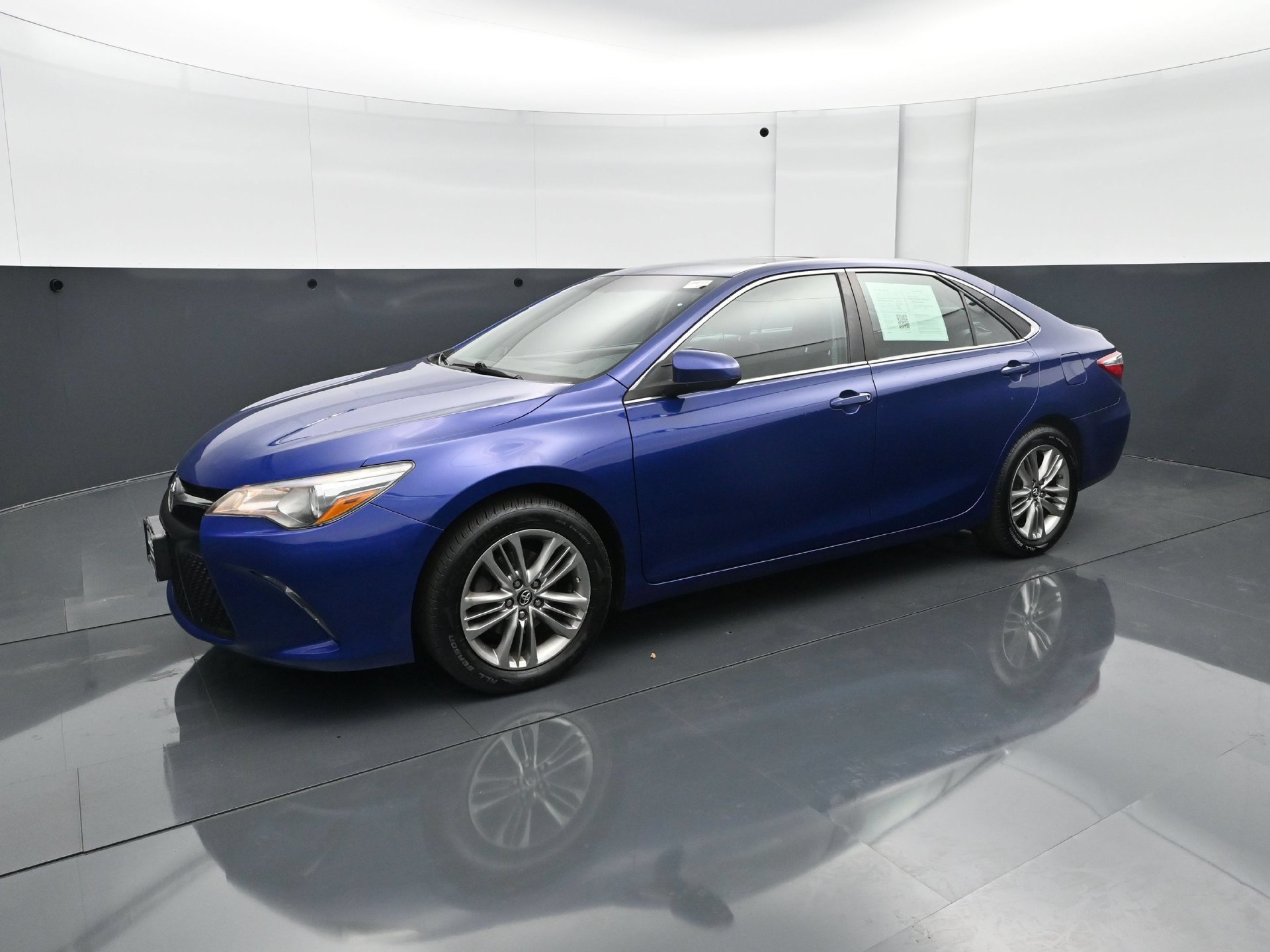 Used 2016 Toyota Camry SE w/ Moonroof Package FWD image 2
