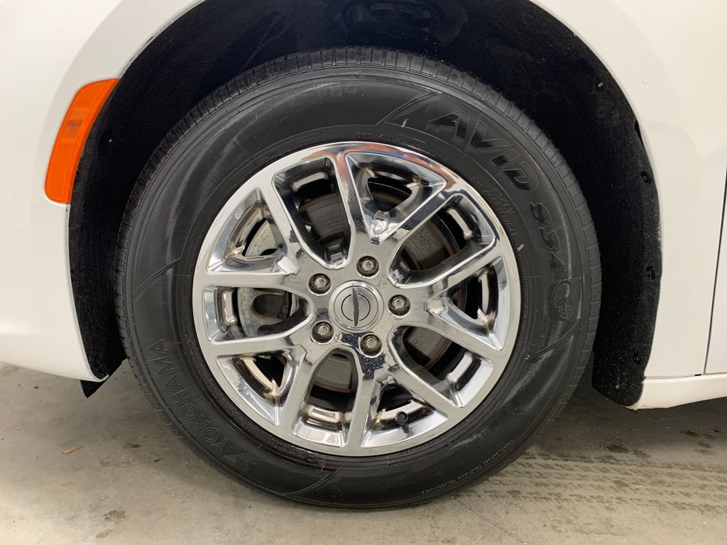 Used 2024 Chrysler Pacifica Touring-L FWD image 2