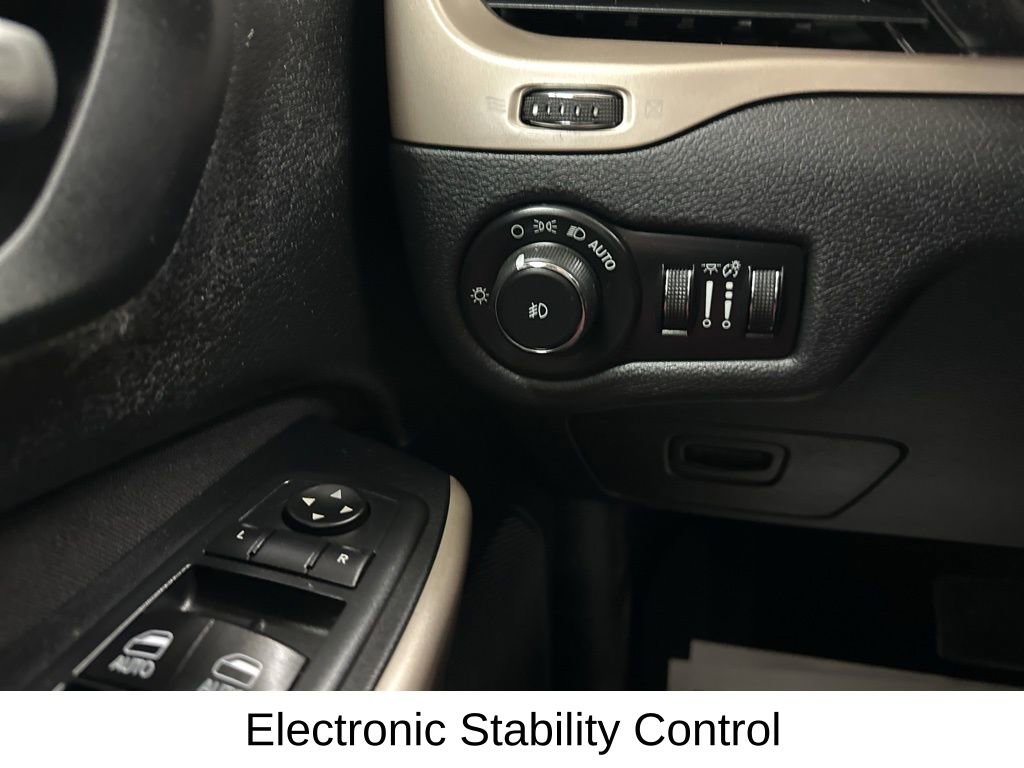 Used 2017 Jeep Cherokee Latitude w/ Cold Weather Group image 37