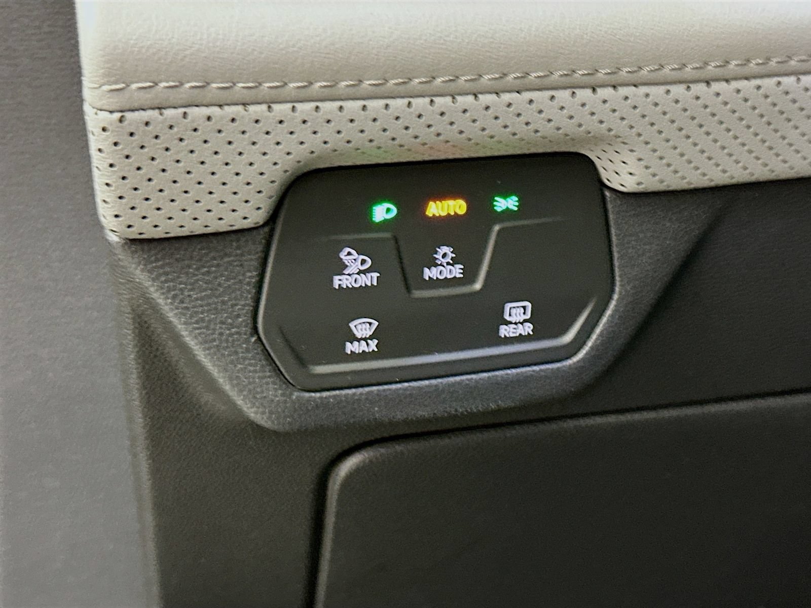 Used 2024 Volkswagen Atlas Peak Edition SE AWD/4WD image 11