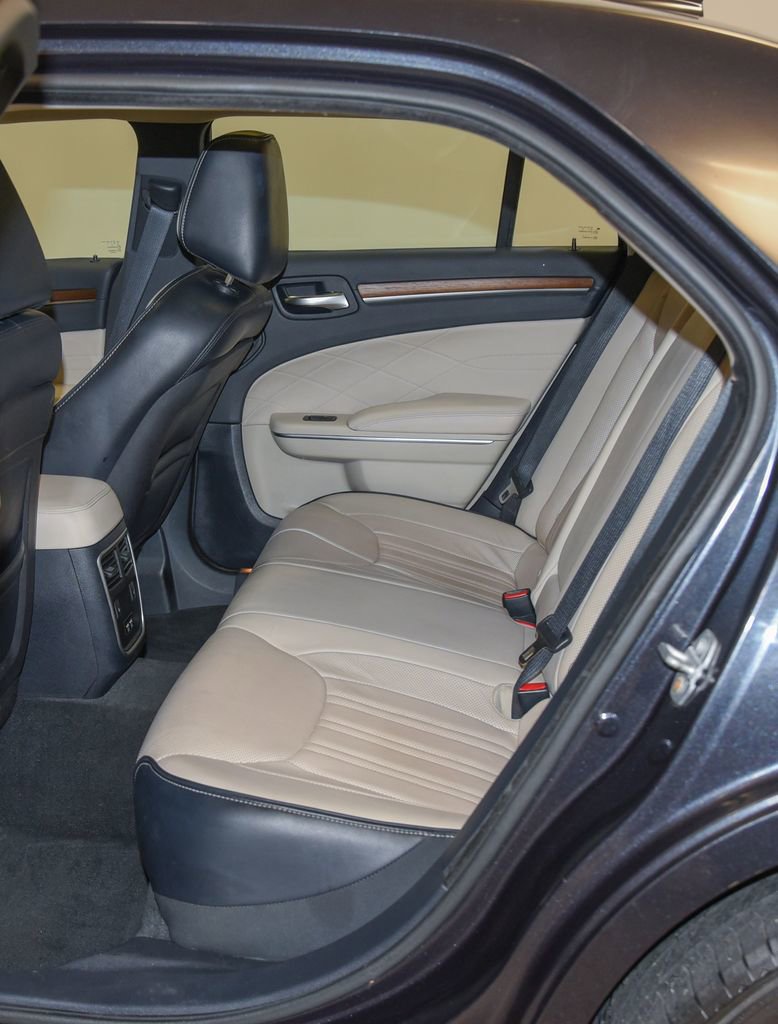 Used 2015 Chrysler 300 C Platinum w/ Harman/Kardon Audio Group AWD/4WD image 4