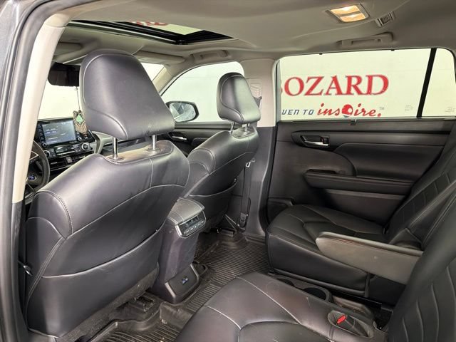 Used 2022 Toyota Highlander XLE FWD image 14
