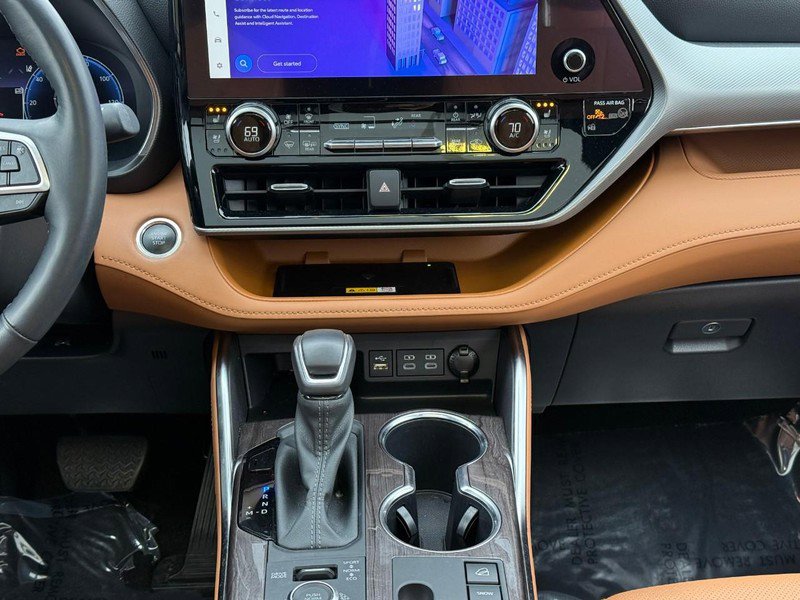 Used 2024 Toyota Highlander Platinum image 19