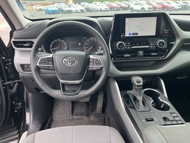 Used 2024 Toyota Highlander LE FWD image 18
