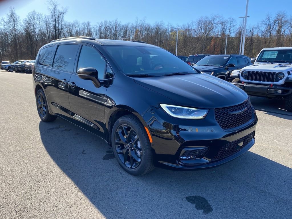 New 2026 Chrysler Pacifica Limited w/ S Appearance Package