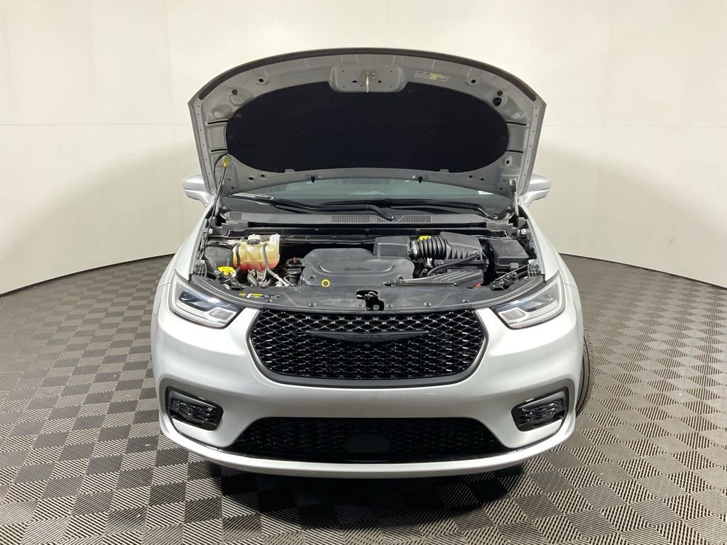 Used 2022 Chrysler Pacifica Touring-L w/ Uconnect Theater Family Group image 10