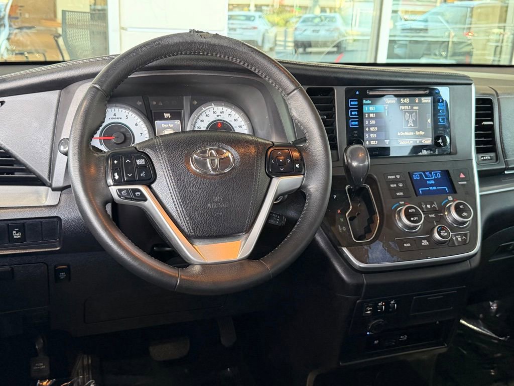Used 2017 Toyota Sienna SE FWD image 32