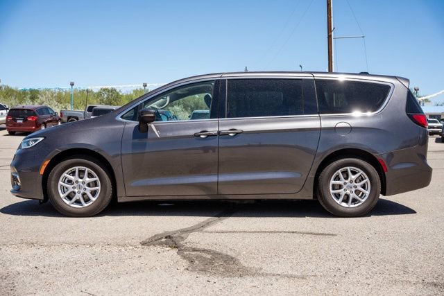 Used 2023 Chrysler Pacifica Touring-L FWD image 8