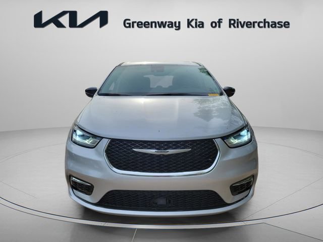 Used 2024 Chrysler Pacifica Touring-L image 2