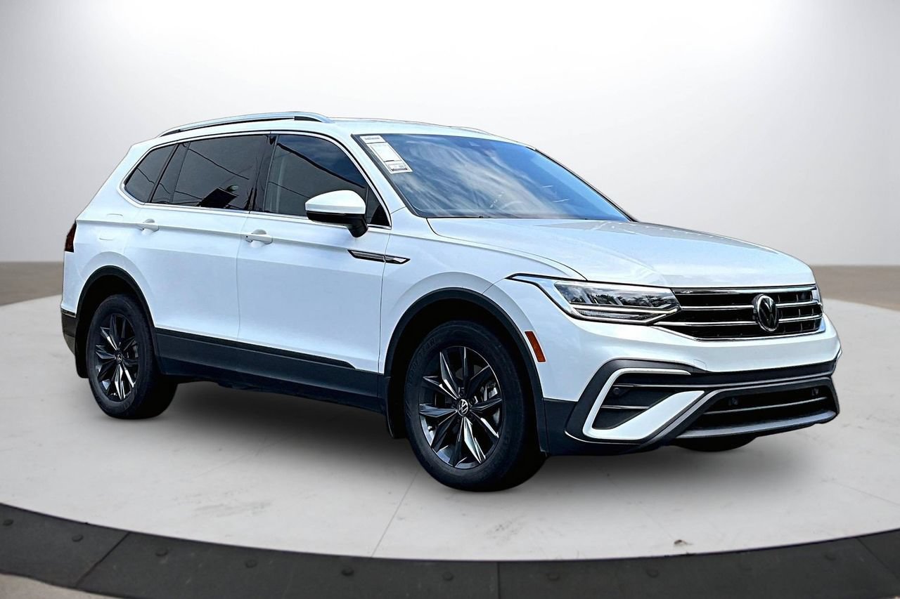 Used 2023 Volkswagen Tiguan SE AWD/4WD image 2