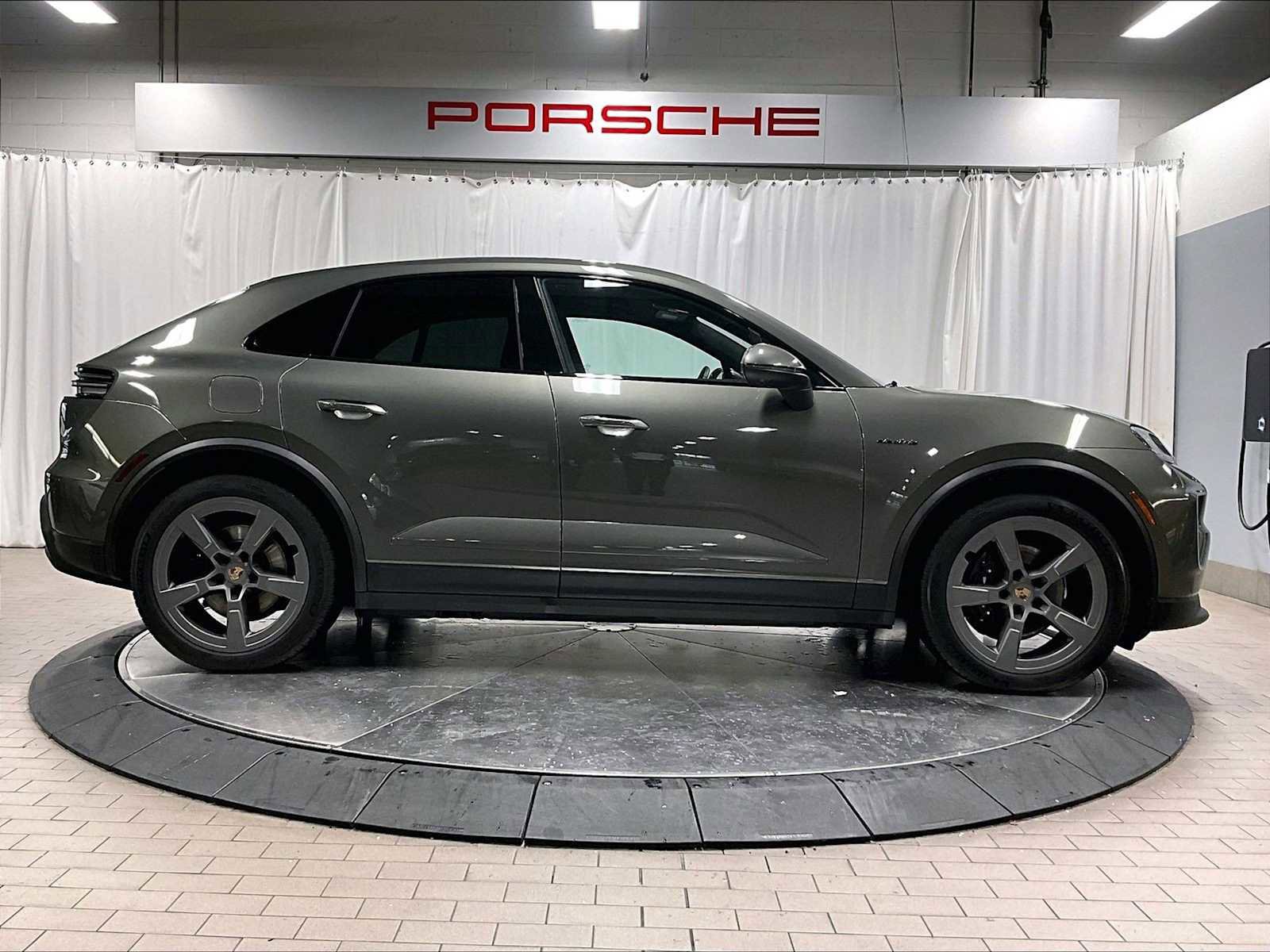 Used 2025 Porsche Macan 4 Electric image 11