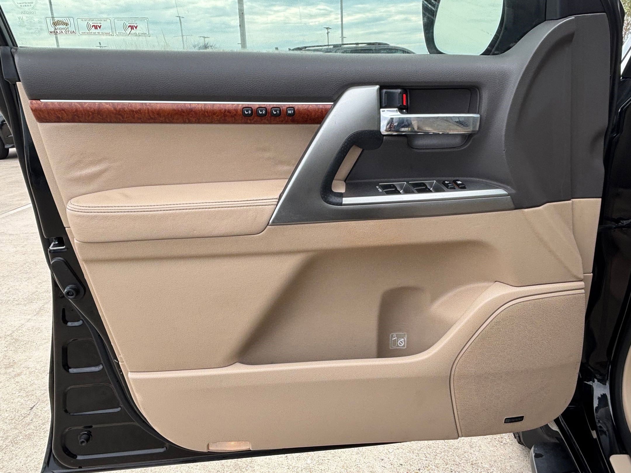 Used 2013 Toyota Land Cruiser image 12