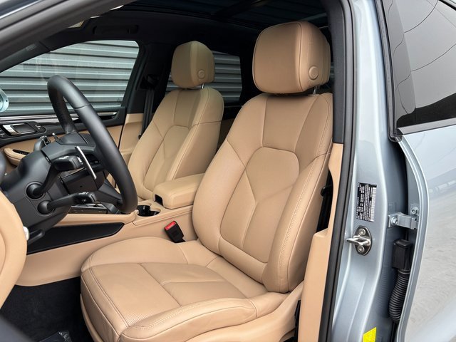 Certified 2025 Porsche Macan image 5