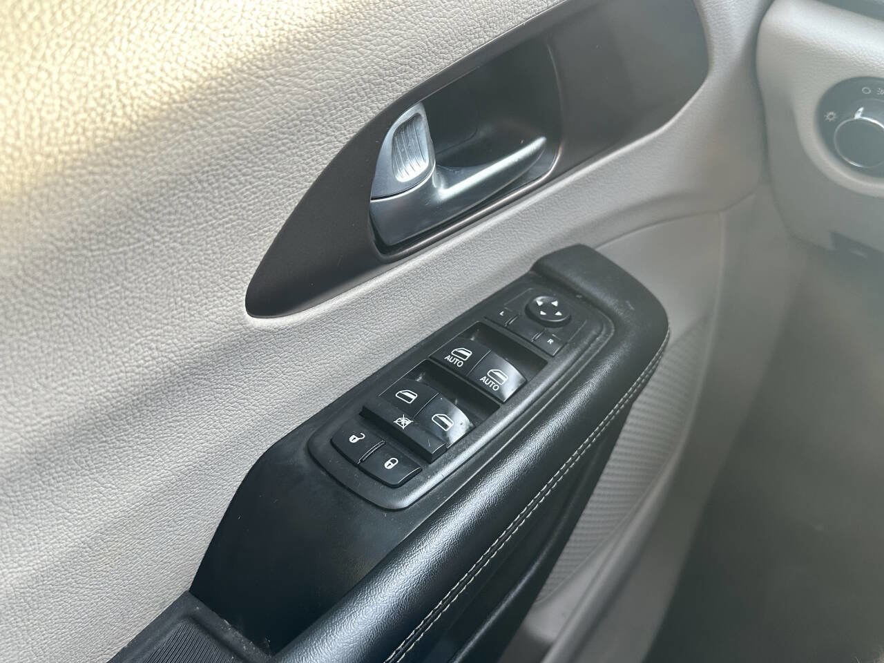 Used 2021 Chrysler Voyager L image 14