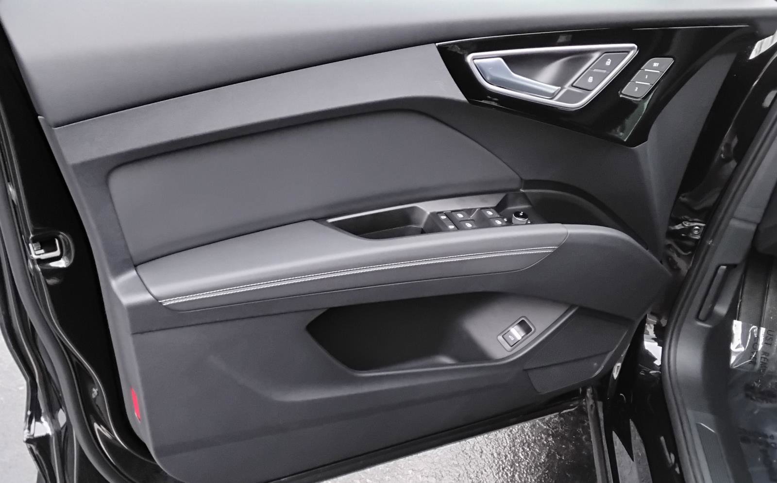 Certified 2025 Audi Q4 e-tron Premium w/ Convenience Package image 13