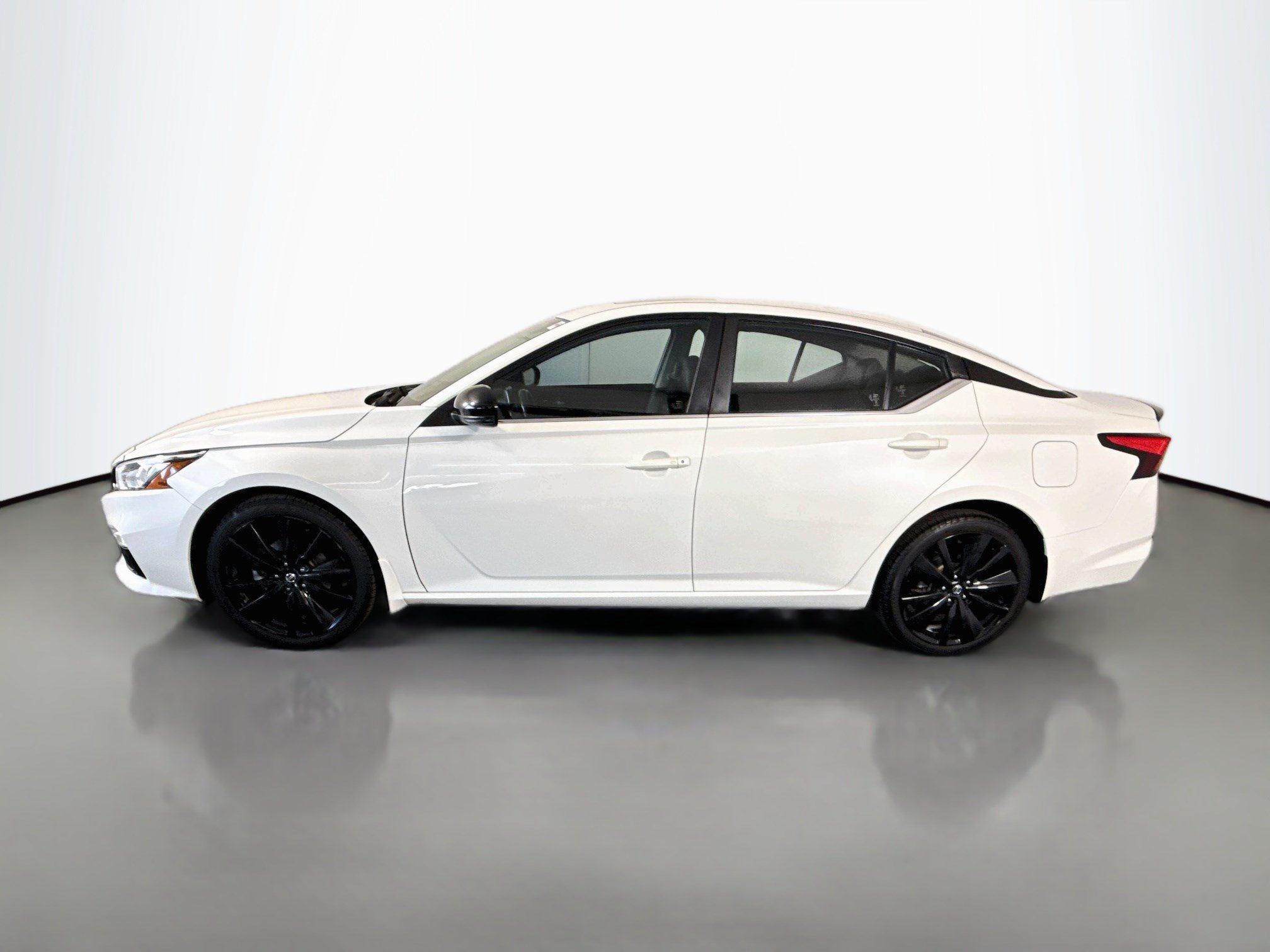 Used 2022 Nissan Altima 2.5 SR w/ Midnight Edition Package AWD/4WD image 6