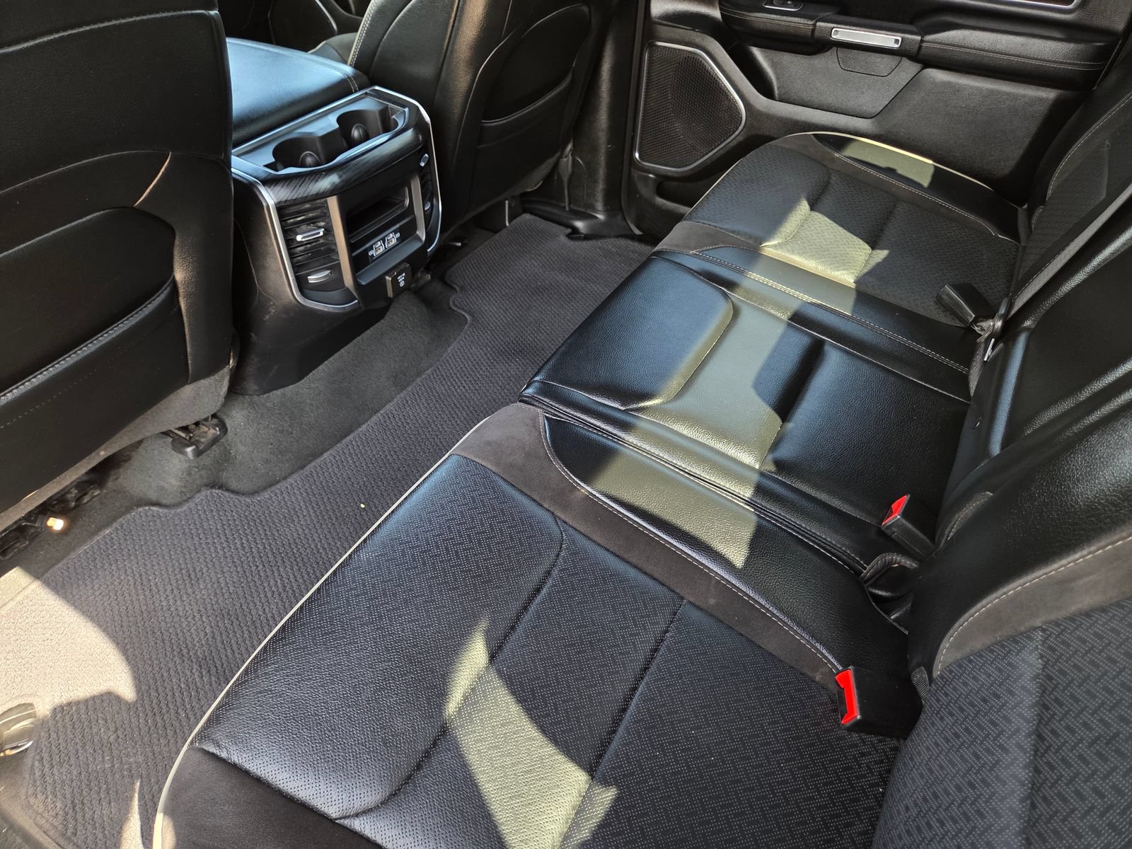 Used 2024 RAM 1500 Laramie AWD/4WD image 27