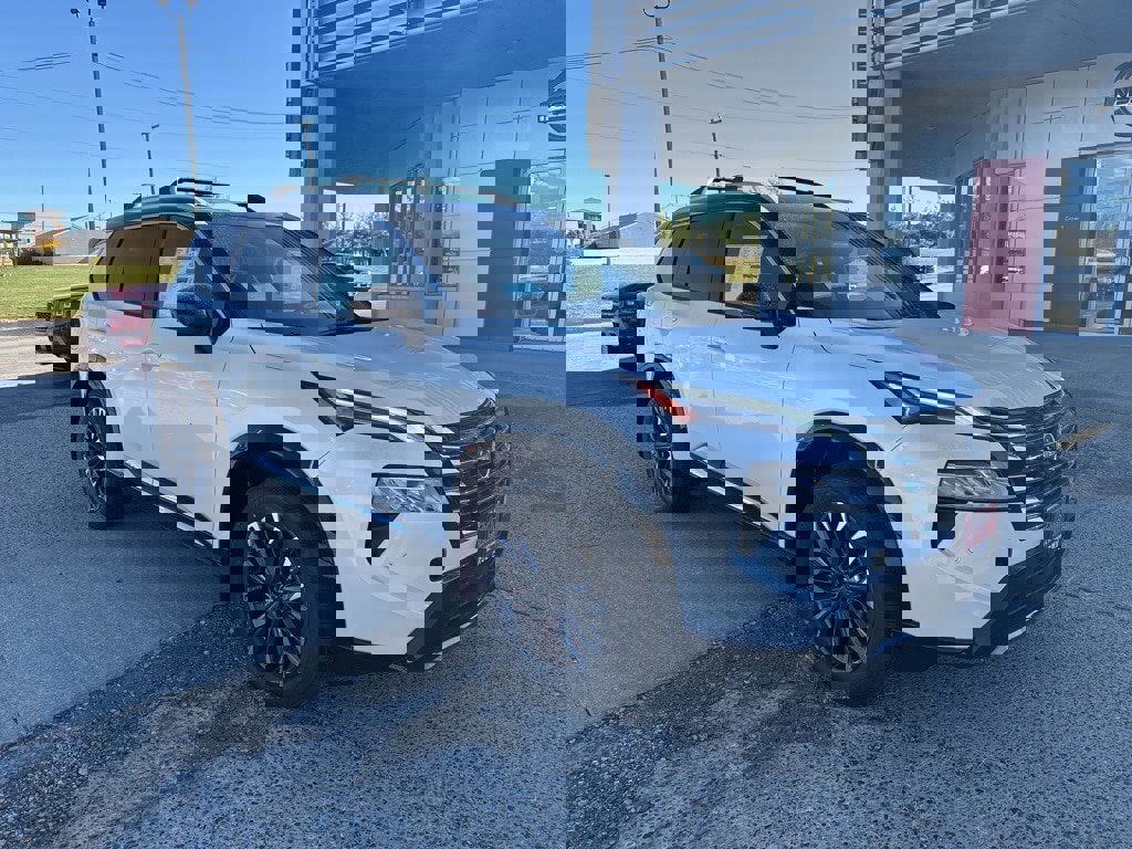 New 2026 Nissan Rogue Platinum image 2