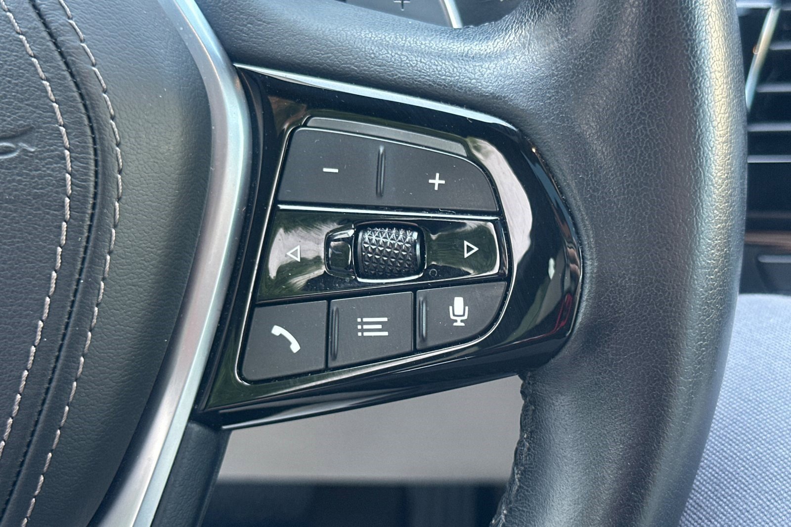 Certified 2023 BMW 530e xDrive w/ Executive Package image 32