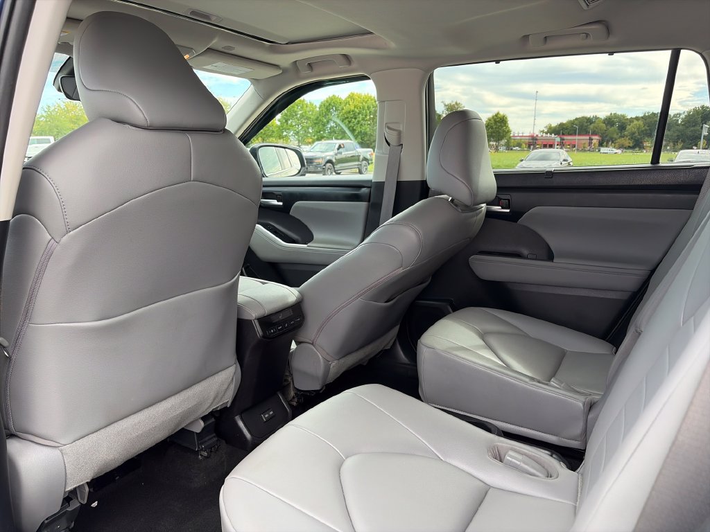 Used 2023 Toyota Highlander XLE AWD/4WD image 23