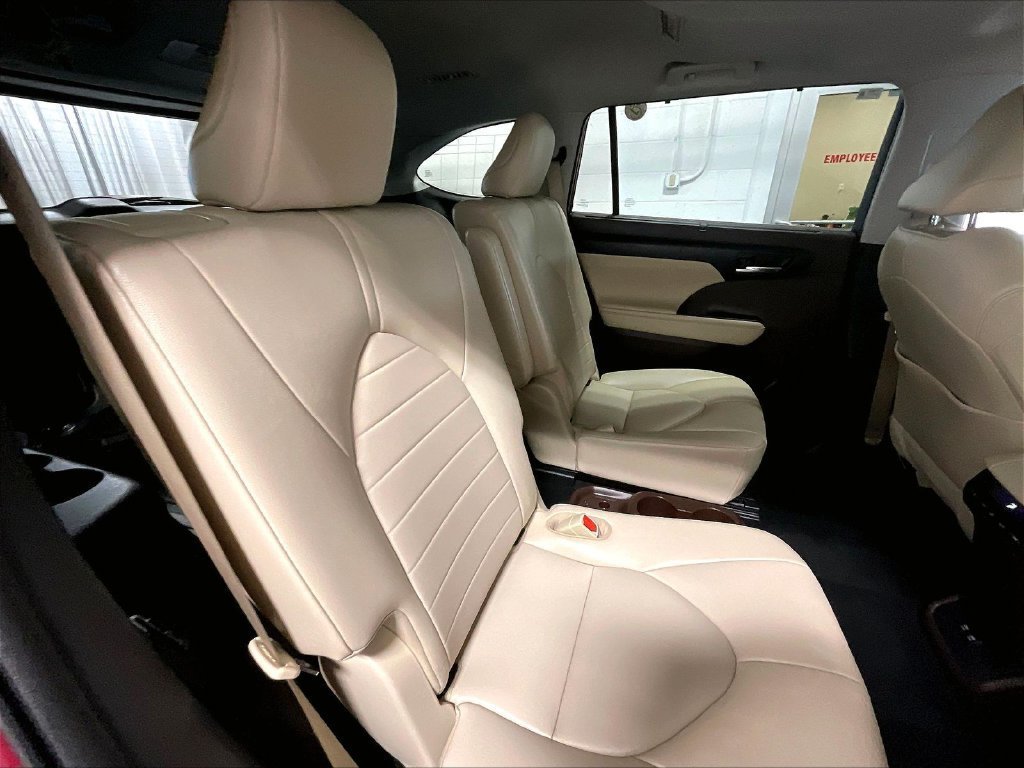 Used 2021 Toyota Highlander XLE AWD/4WD image 16