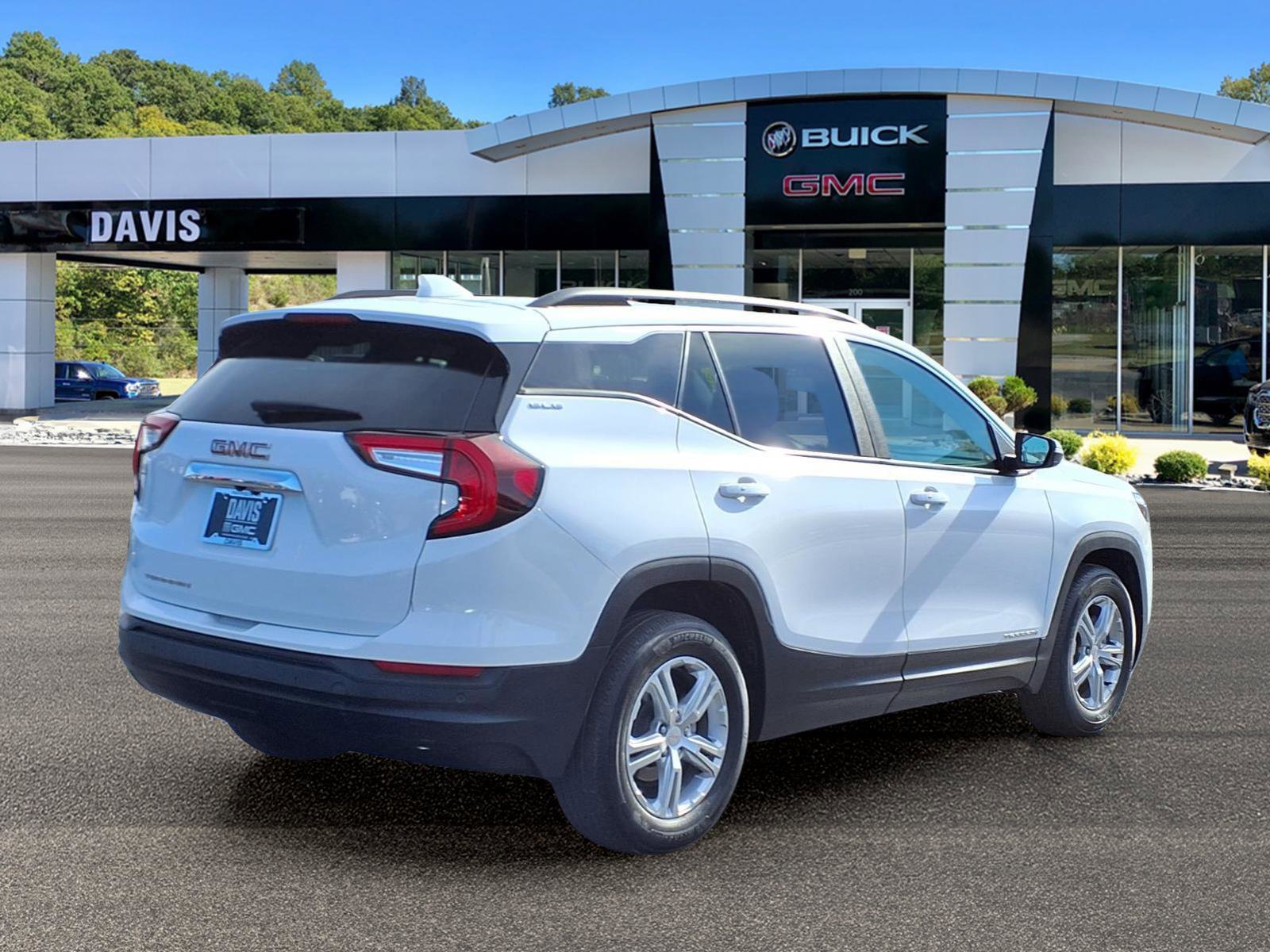 Used 2022 GMC Terrain SLE w/ Driver Convenience Package image 4