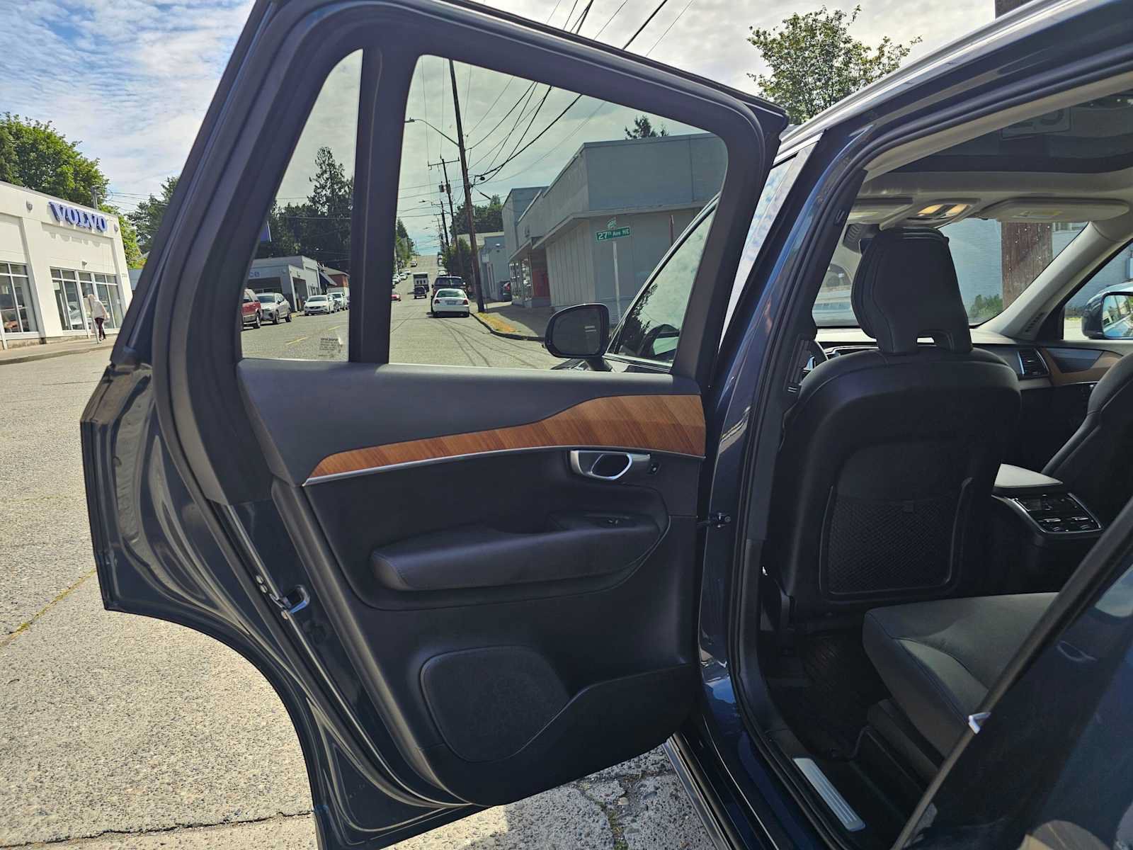Certified 2024 Volvo XC90 B6 Plus w/ Protection Package Premier AWD/4WD image 17